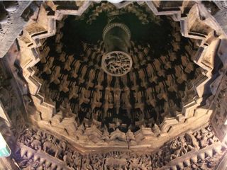 అమృతేశ్వరస్వామి దేవాలయంలోని అద్భుత శిల్ప కళా చాతుర్యం