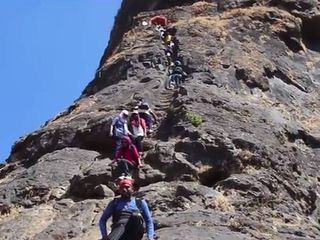 90 డిగ్రీల కోణంలో నిటారుగా పర్వతారోహణ