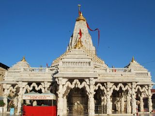 ఇక్కడి అమ్మవారిని కళ్లుమూసుకునే పూజించాలి!