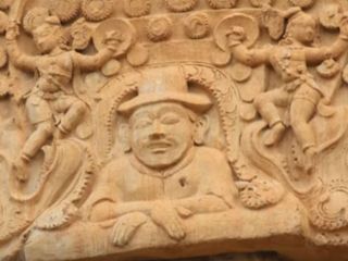 హొయసలేశ్వర దేవాలయంలో ఈజిప్టు మానవాకృతి : ఆశ్చర్యం