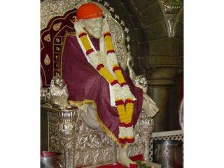 షిర్డీ వెళుతున్నారా ? అయితే ఈ ప్రదేశాలను తప్పక చూసిరండి !