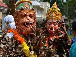 డాన్స్ లు చేస్తే దేవుడు దిగి రావలసిందే!