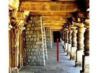 హల్ ఛల్ చేస్తున్న గాలిలో తేలే శివలింగం !