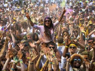 ఎంత రంగు పడితే అంత ఆనందం