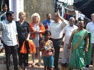 అమ్మాయిలూ ఇక్కడకు వెలుతున్నారా...తోడు తప్పక తీసుకెళ్లండి