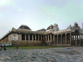 ఆలయం నీడ ఇక్కడ మనతో పాటు వస్తుంది...ఇక్కడే నృత్యంలో పార్వతి పై శివుడు గెలిచింది.