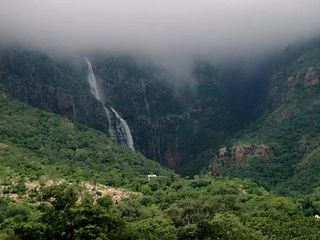స్వామివారు అమ్మవారిని పెనవేసుకున్న స్థితిలో కనిపించే క్షేత్రం ఇదే....