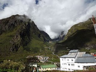 పుణ్యాత్ముల పై మాత్రమే నీళ్లు చిలకరించే జలపాతం...‘లక్ష్మీ’నారాయణుడు రేగు చెట్టు రూపంలో ఉన్న క్షేత్ర