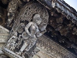 స్వర్ణ త్రికూటంలో...గిర గిర తిరిగే స్థంభం, గాల్లో నిలిచిన స్థంభం, సంతానం ప్రసాదించే..