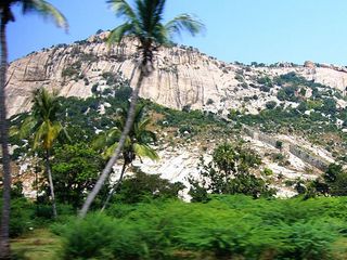 కింది చెరువు నుంచి పై చెరువుకు నీళ్లు...మధ్యలో కొండ ఏమిటి ఆ రహస్యం