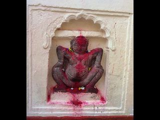 బహిస్టు వస్త్రం, మద్యం ఇక్కడ ప్రసాదాలు