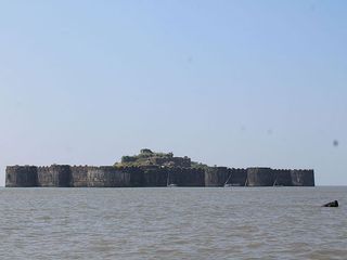 22 ఎకారల్లో 22 ఏళ్లలో 22 బురుజులు శత్రు దుర్భేధ్యం ఈ జంజీర కోట