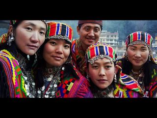  ఇక్కడ వివాహిత మహిళలు ఐదు రోజులు దుస్తులు ధరించక నగ్నంగా ఉంటారు.