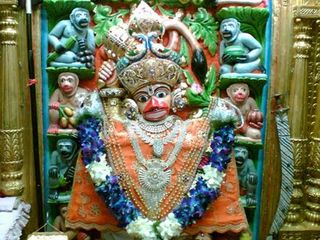 ఇక్కడ హనుమంతుడి కాలు కింద శనిమహాత్ముడు