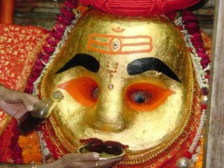 దైవభక్తి కంటే వింత, భయంకర ఆచారాలకు నిలయమైన ఆలయాలు