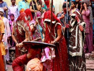 లఠ్ మార్ హోలీ: మగాళ్ళను పిచ్చ కొట్టుడు కొట్టడమే అక్కడ హోళీ ప్రత్యేకత..!