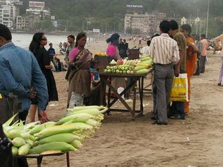 ముంబాయ్ లో చౌపట్టి బీచ్ లో చాట్, పుల్లపుల్లగా మామిడికాయ్ తింటుంటే ఆ మజాయే వేరు