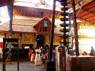 తులసి మాలలతో, ముగ్ధ మనోహర రూపంతో అలరించే గురువాయూర్ గోపాలుడి రూపం... 