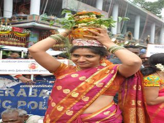 తెలంగాణలో బోనాల జాతర !! 