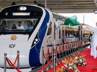 విశాఖ ట్రాక్‌పై వందే భార‌త్ ఎక్స్‌ప్రెస్ ప‌రుగులుపెట్ట‌బోతోంది 