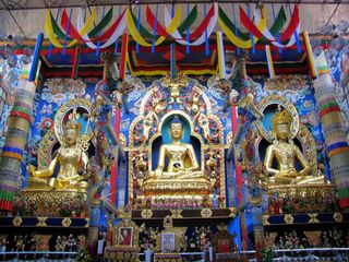 ప్రశాంతతకు చిహ్నం.. డ్రాగన్ ప్యాలెస్ బౌద్ధ ఆల‌యం!