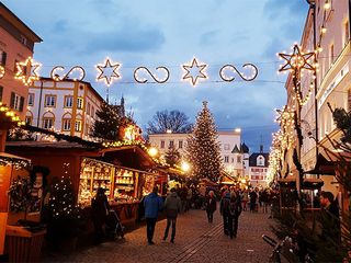 క్రిస్మ‌స్ వేడుక‌ల‌కు ముస్తాబయిన‌ న‌గ‌రాలు