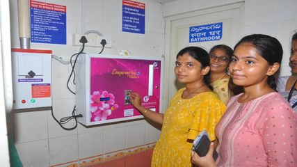 బెజ‌వాడ రైల్వేస్టేష‌న్‌లో..శానిటరీ నాప్కిన్స్‌ వెండింగ్‌ మెషిన్