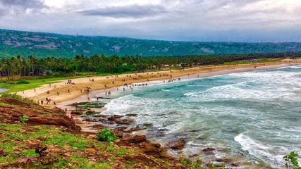 స‌హ‌జ ప్ర‌కృతి అందాలు... యారాడ బీచ్ సొంతం...