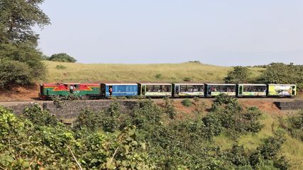 దేశంలోని ఈ రైలు మార్గంలో ప్ర‌యాణ‌మంటే ఓ పెద్ద సాహ‌స‌మే..!