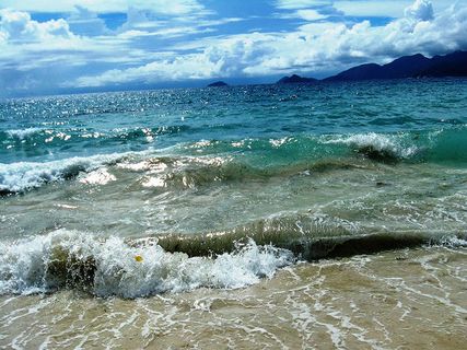 చీకటి - వెలుగుల రంగేళి ...మాహి బీచ్ !