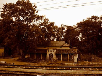 ఇండియాలోని 8 భయానక రైల్వే స్టేషన్ లు !