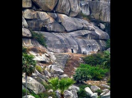 మౌర్యులు కొండలను తొలిచి నిర్మించిన బరాబర్ గుహలు !