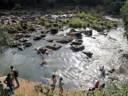 నీటిపై తేలియాడుతున్న వేయి శివలింగాలు, వేయి నందులు