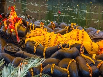 1300 సంవత్సరాలుగా నీటిపైనే తేలుతూ భారీ విష్ణుమూర్తి విగ్రహం మిస్టరీ !