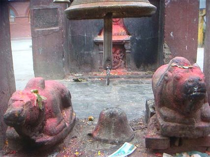 1,300 ఏళ్లుగా భా...రీ విగ్రహం నీటి పై అలాగే