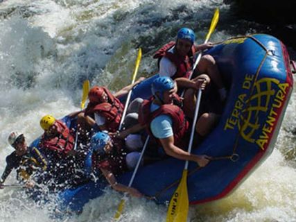 వేసవిలో నదీ జలాల నురుగుల పై