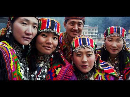 ఇక్కడ వివాహిత మహిళలు ఐదు రోజులు దుస్తులు ధరించక నగ్నంగా ఉంటారు.