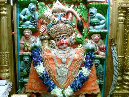 ఇక్కడ హనుమంతుడి కాలు కింద శనిమహాత్ముడు