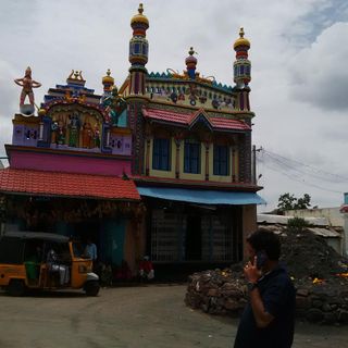 ఇక్కడ ఆంజనేయస్వామి, కుళ్లాయిస్వామి భాయ్, భాయ్