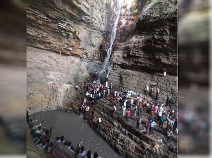 నల్లమల ఫారెస్ట్ లోని సలేశ్వర జలపాతం చూడాలంటే ఎంతో ధైర్యం.. అదృష్టం ఉండాలి