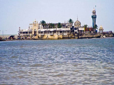 A Stroll in the Dargah Complex A Stroll in the Dargah Complex