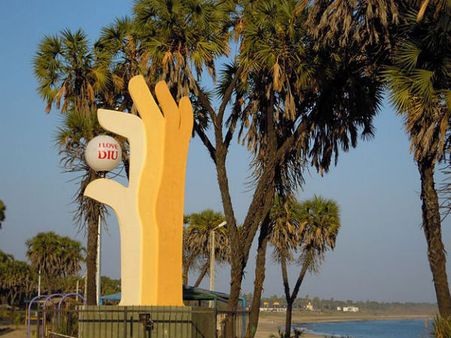 Nagoa Beach: Hoka Trees
