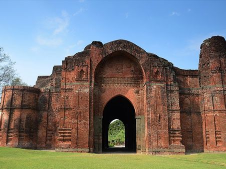 1. Explore the ruins of Dakhil Darwaza