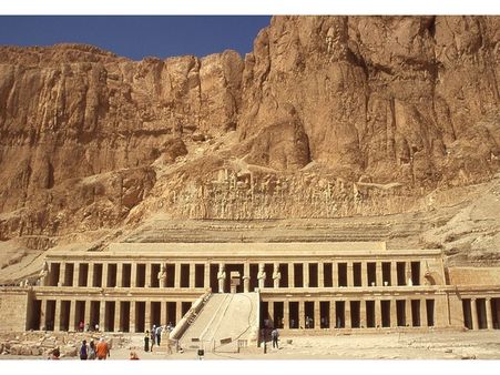 Obelisks at the entrance was used as a gift to Paris
