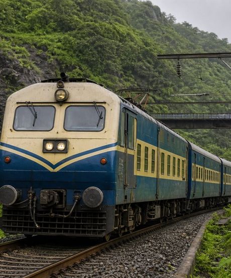 मुंबई-पुणे ट्रेन सेवा बहाल: डेक्कन क्वीन और इंटरसिटी फिर से पटरी पर, जानें आज का अपडेट