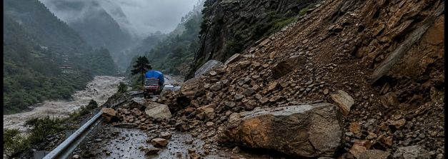 हिमाचल ट्रिप का प्लान है? रुकिए! भारी बारिश और लैंडस्लाइड से NH-5 बंद, जानें सुरक्षित रास्ते