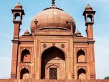 White Taj के बारे में तो सुना ही होगा, अब जानिए पति प्रेम के समर्पण की कहानी बयां करती Red Taj के बारे में...