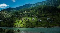कश्मीर का Hidden Gem है यह गांव, पाकिस्तान से इसे अलग करती है नदी की बस एक धारा 
