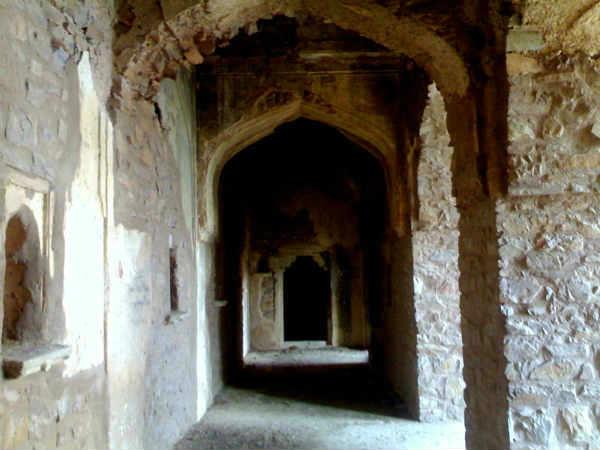 अब कौन करता है किले की हिफाज़त