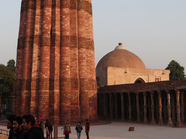 पर्यटकों का मीनार के टॉप पर चढ़ना मना है।